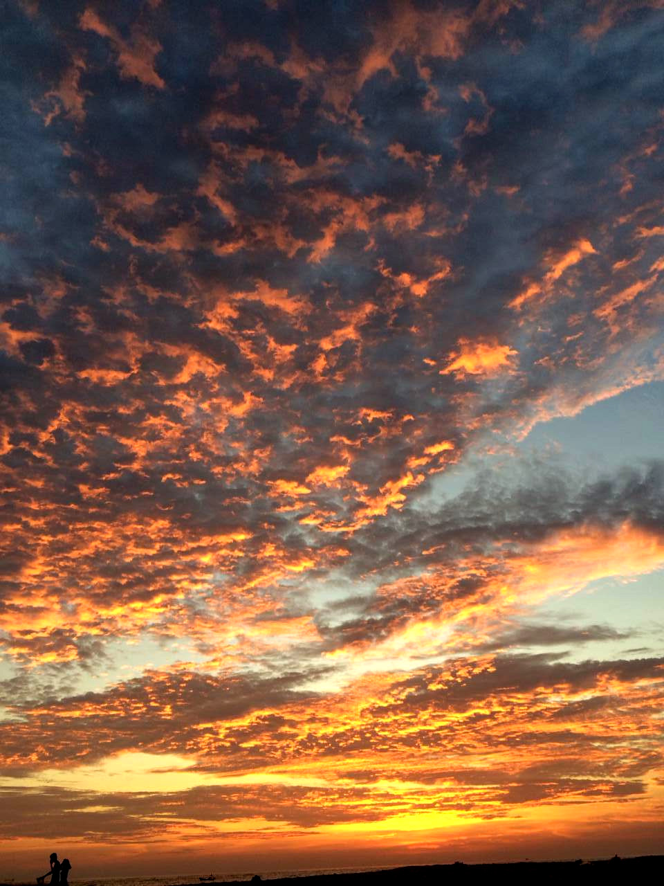 这张火烧云晚霞极合涠洲火山岛的特质,似乎回到了万年前火山爆发的