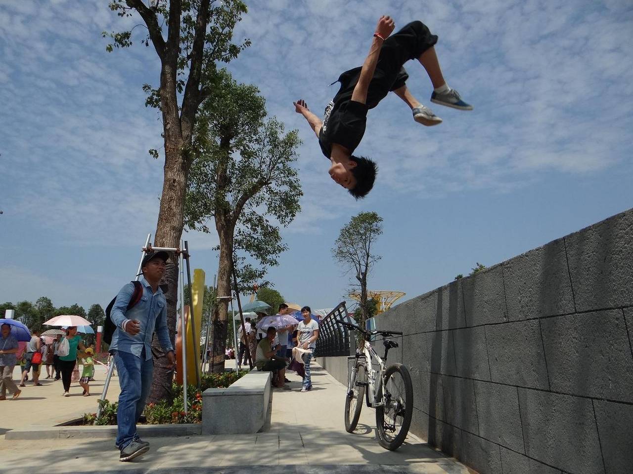 ra跑酷团队园博园的精彩表演更新附上小短片