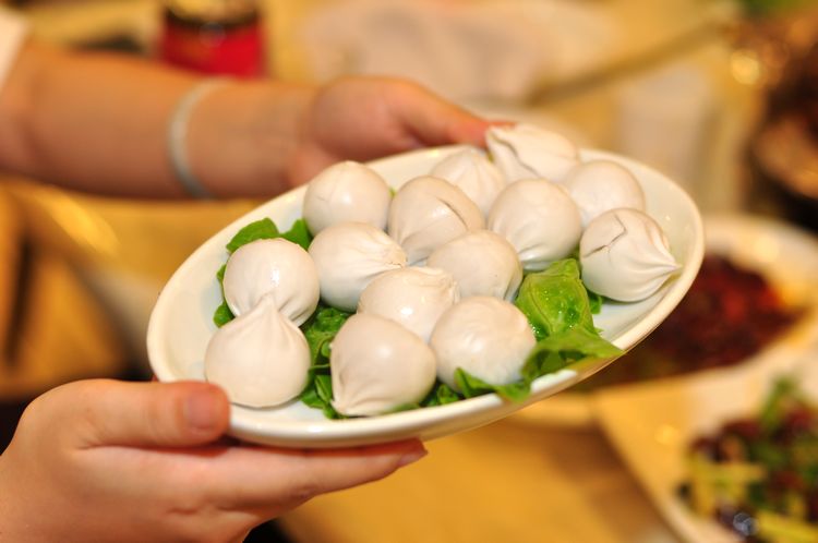 10块钱两碟炒菜?1块钱一瓶啤酒?去乡水源吃火锅真是涨狗关