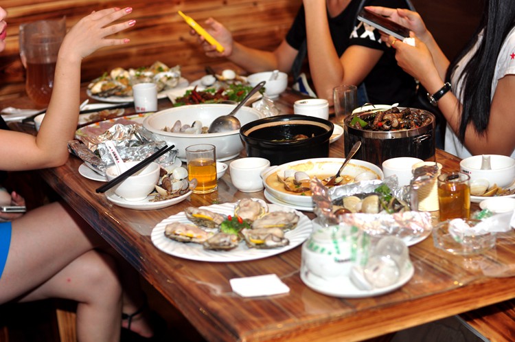 7人组队吃宵夜,品尝小夫子螺吧的生蚝刺身和沙虫刺身