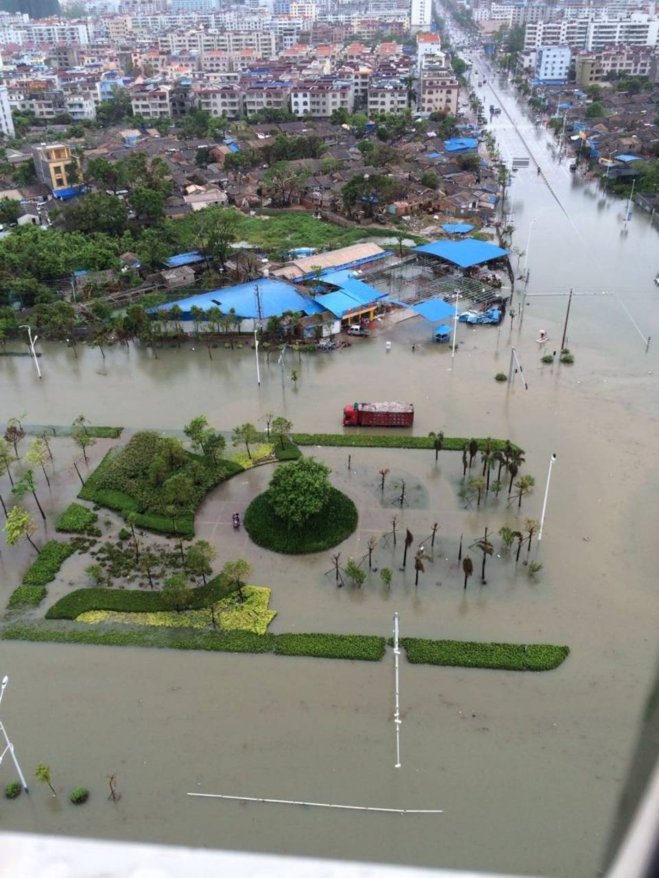 北海凌晨大暴雨变水城,西南大道有人抱救生圈游泳过街啦(网友随手拍