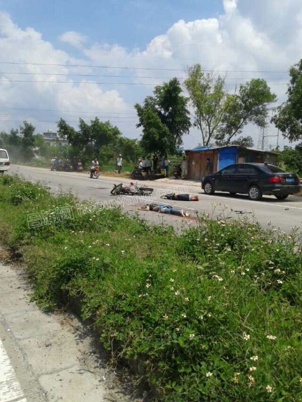 合浦堂排路段发生严重交通事故,4个后生仔开125大机头与运水泥的车