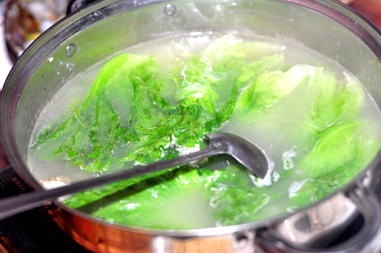 尽可能先喝完浓汤,再加清汤涮青菜,这样最好吃,直接浓汤涮青菜非常