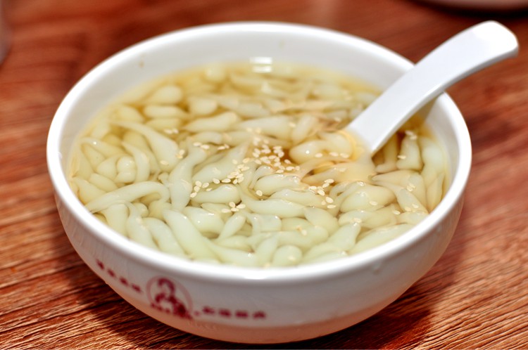 除了主食,这里也有些小吃~这个叫凉虾,长得像槐花粉,但是色泽不一样.