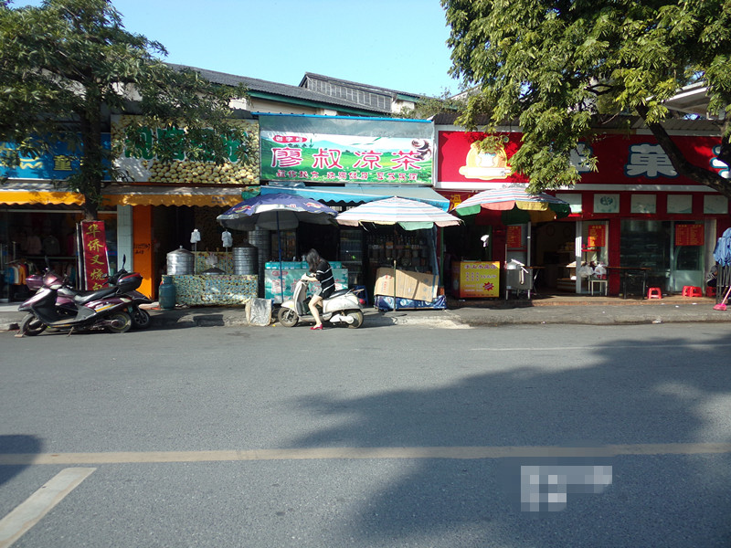 三中路十字路口一带商铺占道摆摊-北海时事开讲-北海365网(beihai365.