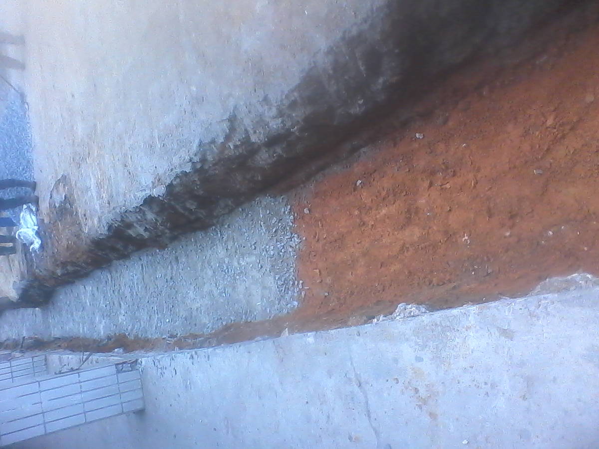 排水沟只有25厘米宽没有沉砂池,而且底部铺的是干浆.