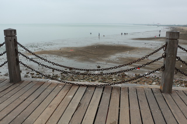 护拦铁链,铁锈斑斑,离地三十公分,起不到防护做用.