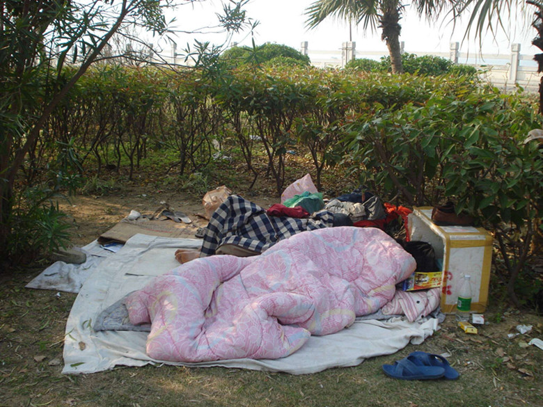 街头流浪汉把面包和饮料当面扔掉了,美女心里很受伤
