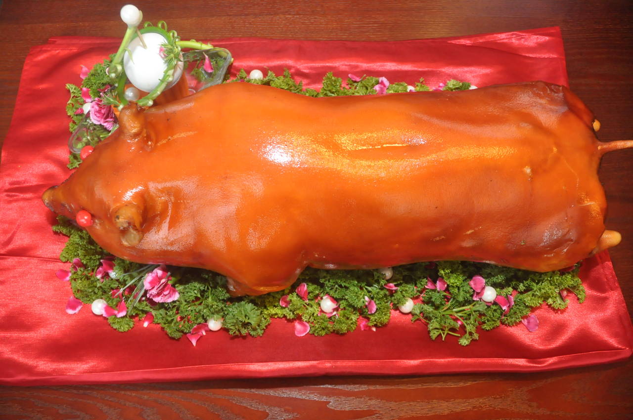 小淘带你探访南珠宫金牌粤菜主厨出品的秘制金猪!