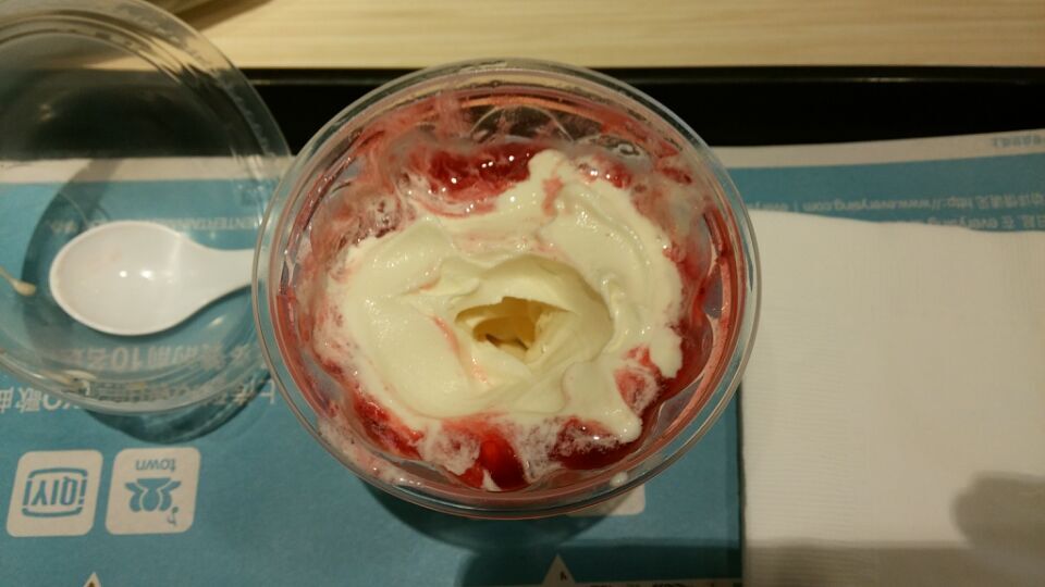 麦当劳草莓圣代有的地方是空心的