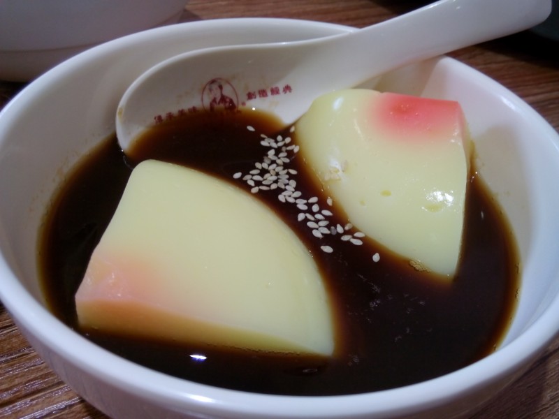 服务员说,凉糕是精选谷物研磨熬制,配红糖食用,解辣止渴.