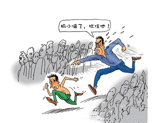 外地游客银滩狂奔追赶盗贼数百米无人帮,感叹世风日下