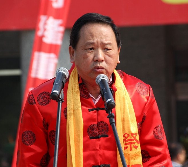 司祭世界张氏总会秘书长张文彪宣布祭祖大典开始.