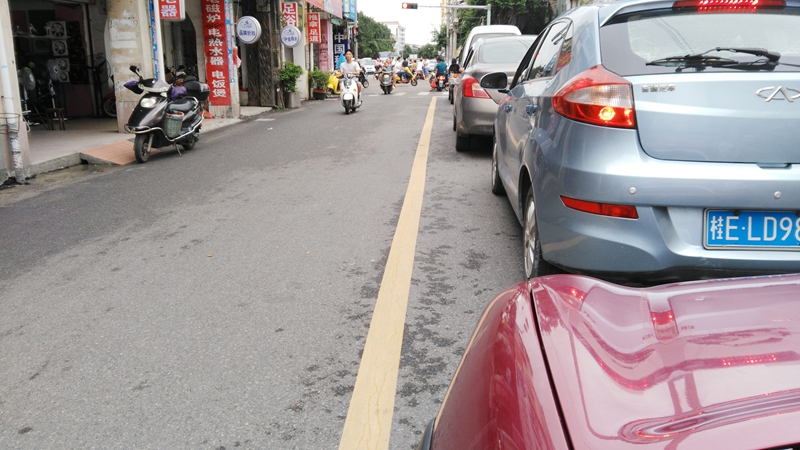 主要是下雨天,電動車和小車的視線都不好,加上電動車喜歡闖紅燈.