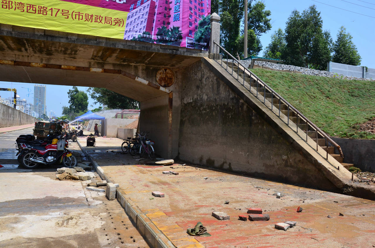 云南南路铁路桥底辅道通车了!排水和绿化工程即将完工!