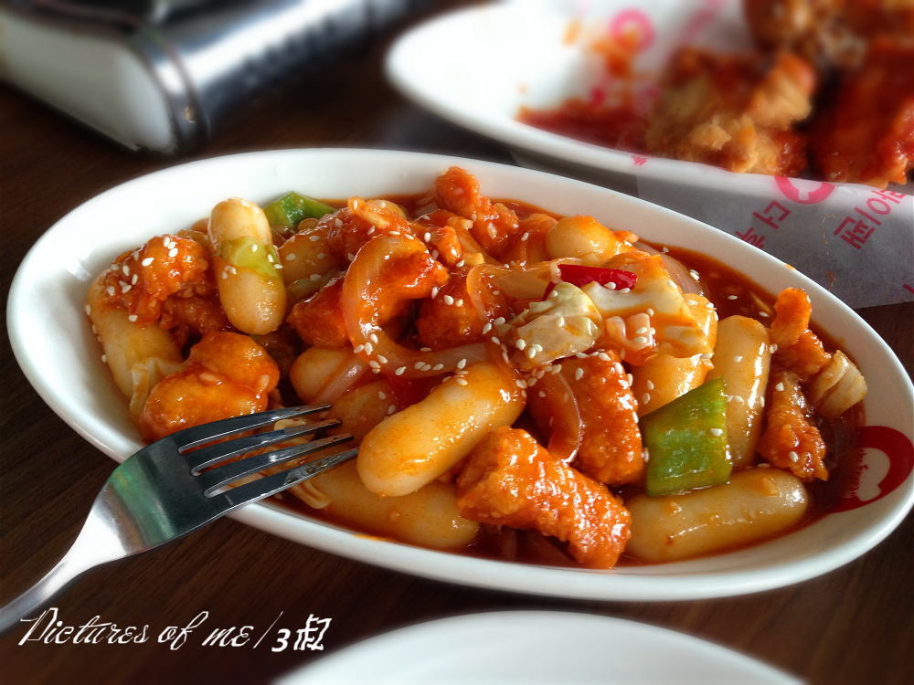 {炸鸡块炒年糕},这道炒年糕是"夹心芝士"的.