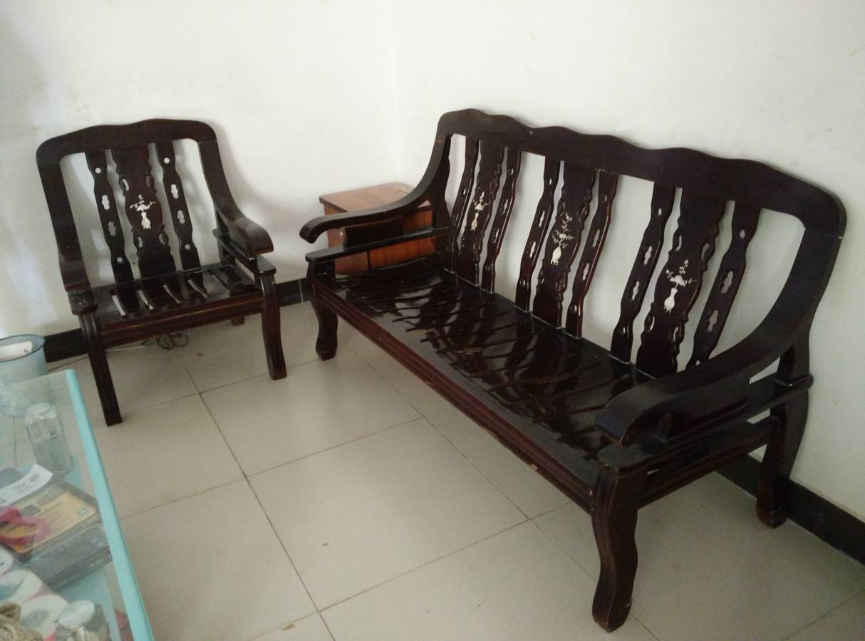 家里装修,旧的家具家电都不要了,低价处理,六五成新实木沙发(两张单人