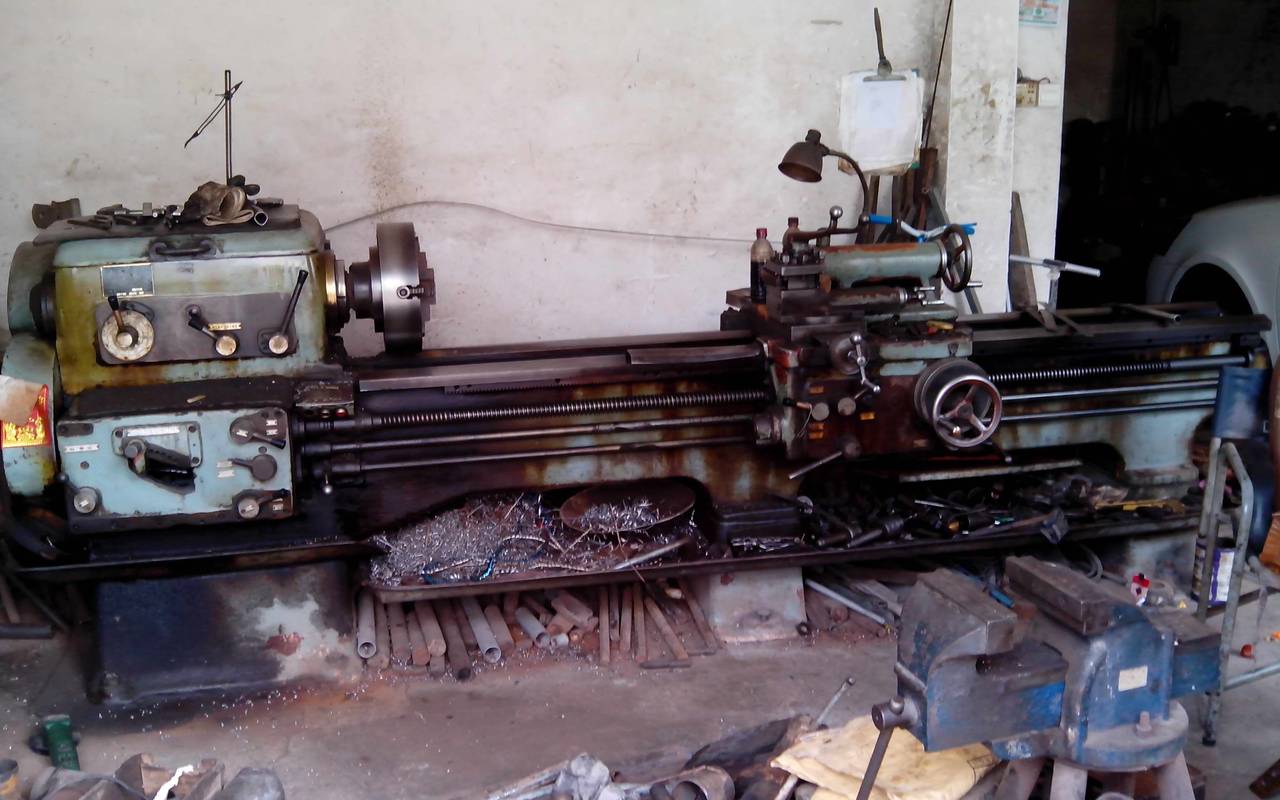 现有c620加长车床一台(可加工2米长度工件).