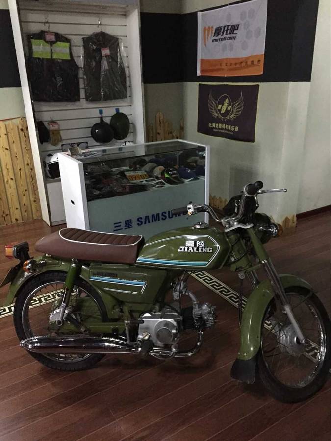 绿色国产嘉陵70 成本:车身1800元(在湖南收藏着手里购买的) 改装件:越