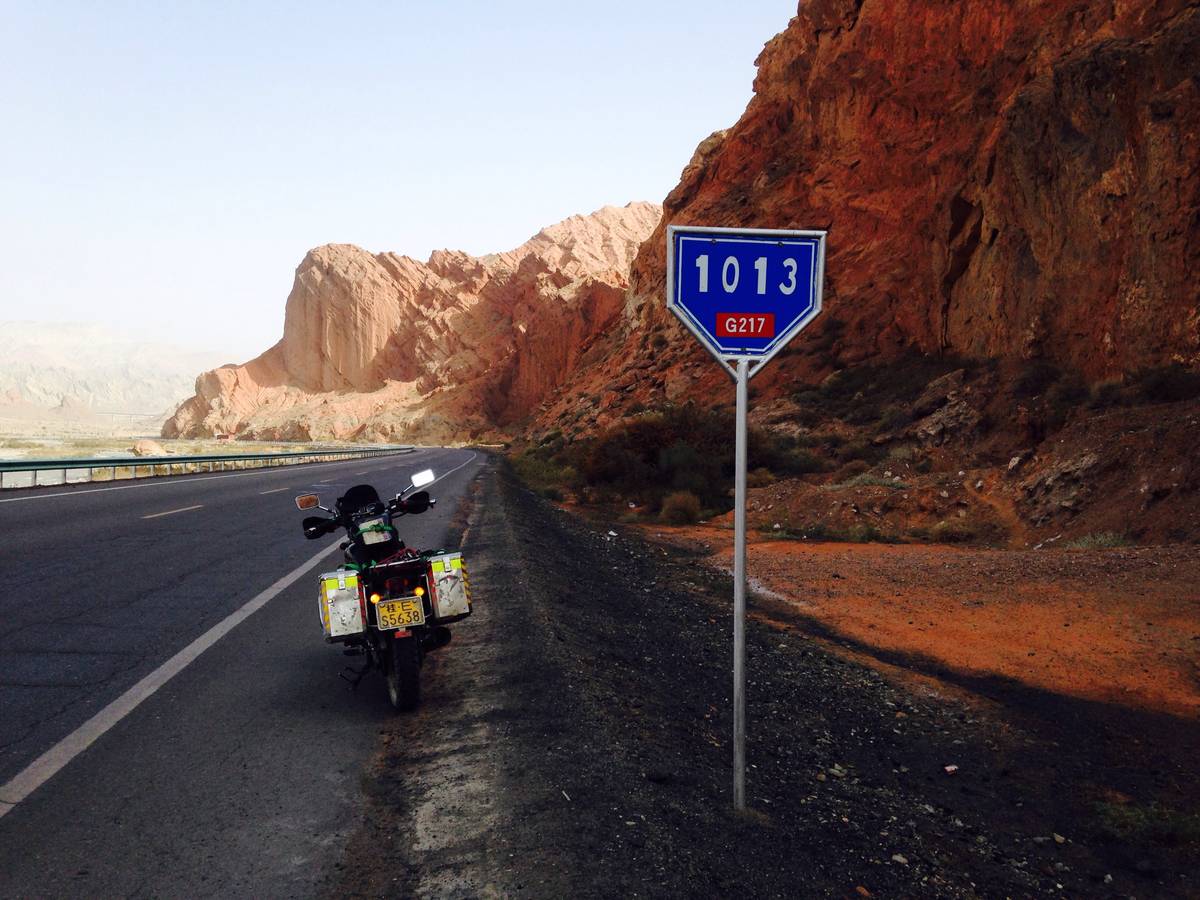 217国道一条极为丹霞地貌的国道