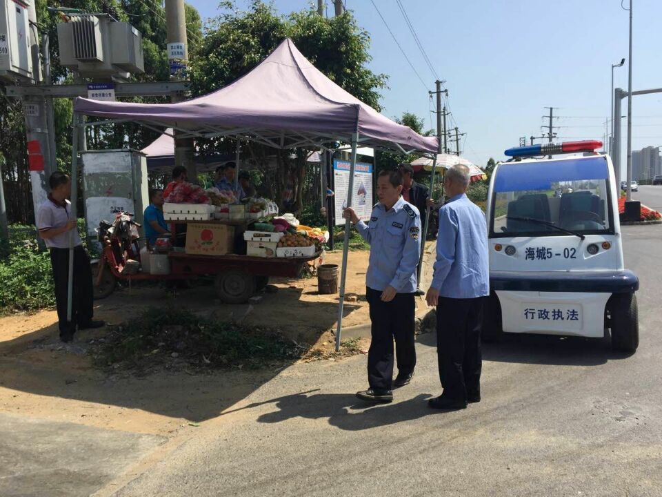 海城区城管大队地角中队,今天对管辖的区域的乱摆乱卖,占道经营进行