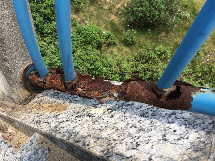 快到楼梯底的时候,栏杆的腐蚀更加严重了.