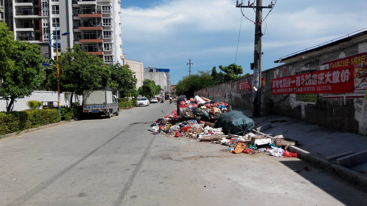 原来小区大门道路非常整洁,环境优美,可现在道路垃圾堆积如山,臭气熏