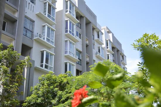 二期步梯房局部.有部分业主已经按耐不住提前住了进来.