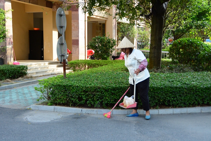 清洁阿姨对小区街道进行打扫