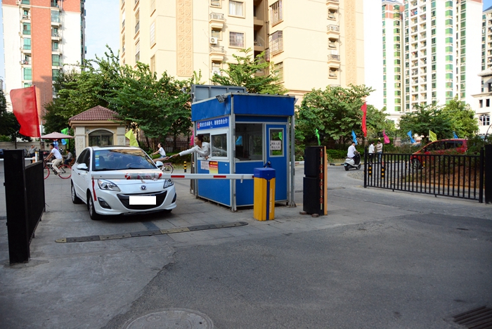 吴明达介绍,目前海语城小区的进出口是临时开辟的,待凯旋门建好后,将