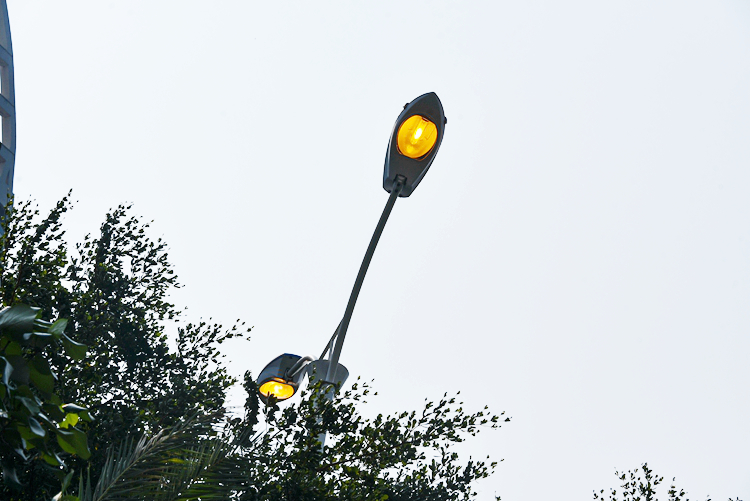 咩情况?大白天海景大道几百盏路灯全部亮齐!