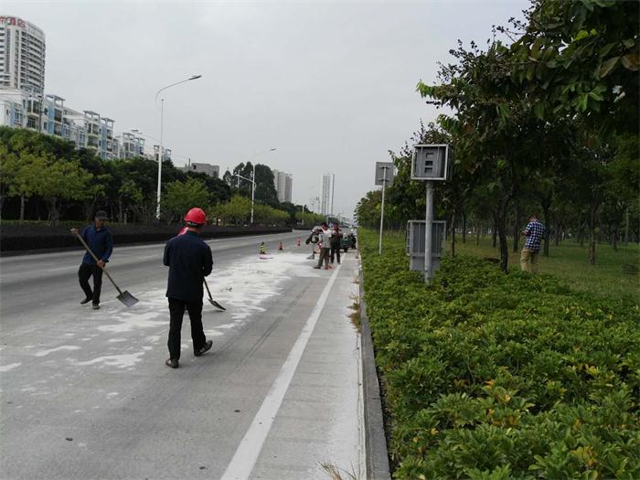 拉泥車天天進進出出好好的一條道路變成了泥巴路