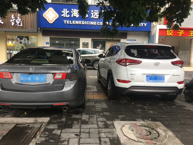 公共空间的n种用法,好好的人行道不让人走,停车位不让停车