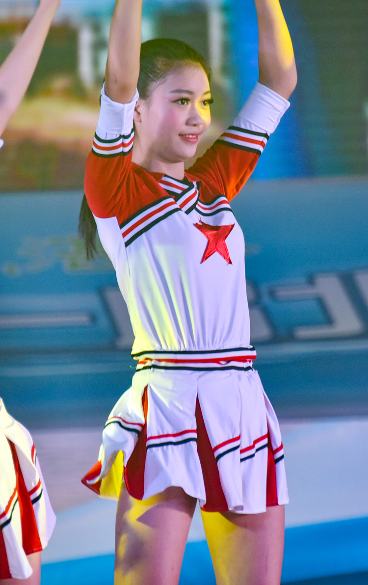 健身舞演员非常阳光,蹦蹦跳跳,全身散发着青春气息.