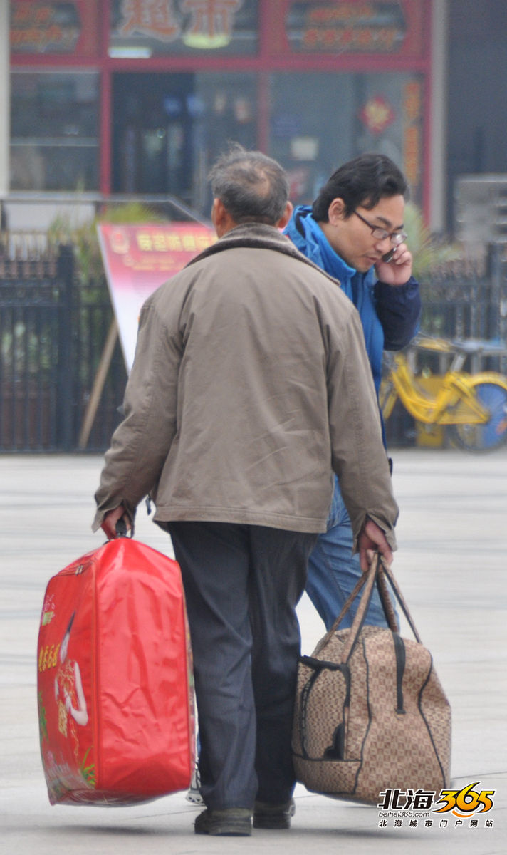 肩扛手提,只为能早日回家与家人团聚.