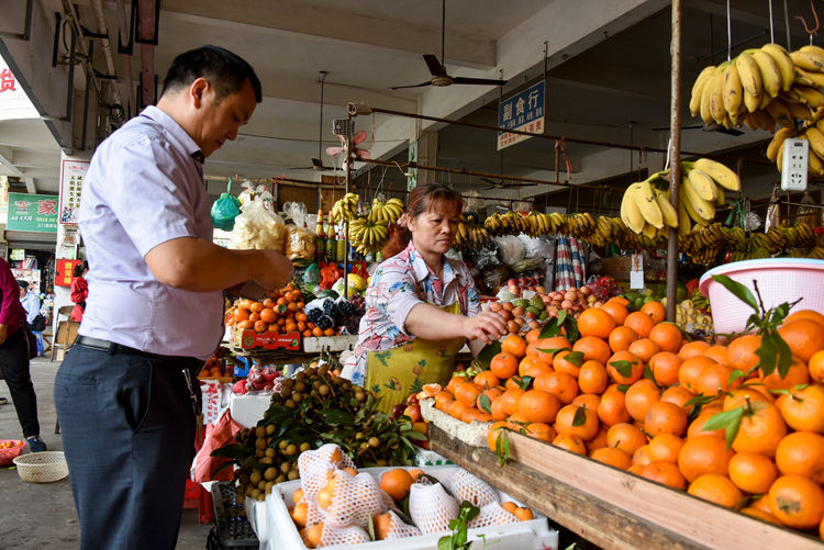 水果摊老板: 现在生意难做,再做一个超市,多少都受到点影响的.