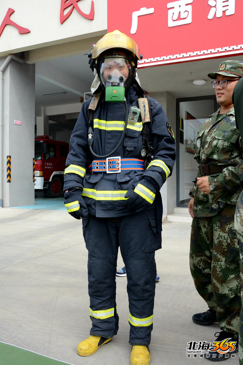 黑超实验室穿上重达30斤的全套消防装备是什么体验