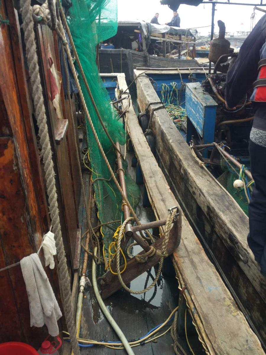 电拖渔船在北海电建渔港晒电拖网无人管