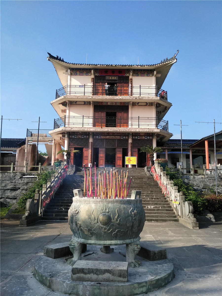 望海楼坐落于湖光岩最高点的山顶上,楼高三层,楼内有石梯通往二楼和