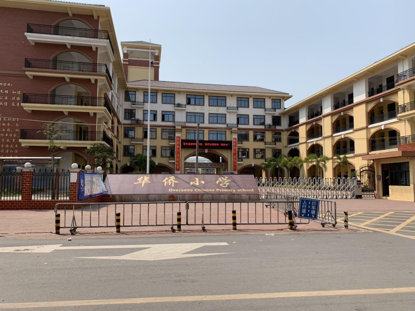 华侨小学同样也有很多辣条售卖,但是那么多辣条当中,这包叫"海苔王"的