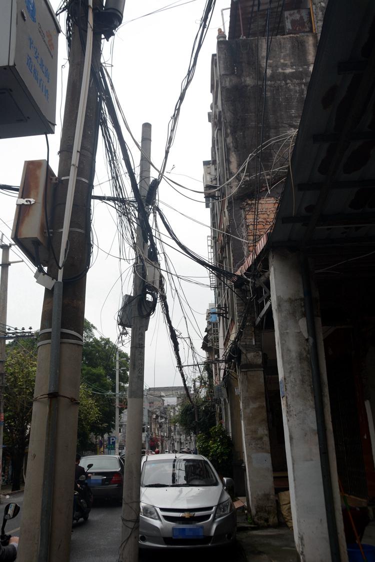 也要换成统一样式的,如果再不想办法将老城区里的老电线杆保留下来,用