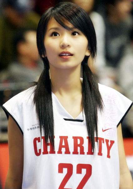 当年这张hebe打篮球的照片,惊艳到了楼主