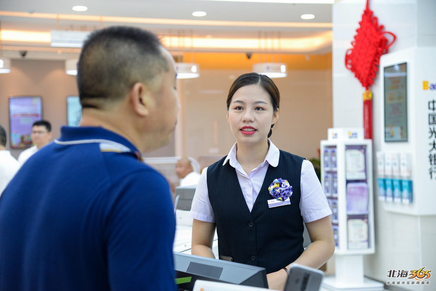细节看服务,秦羽发现,每一位进入到光大银行的顾客,都能迅速得到接待
