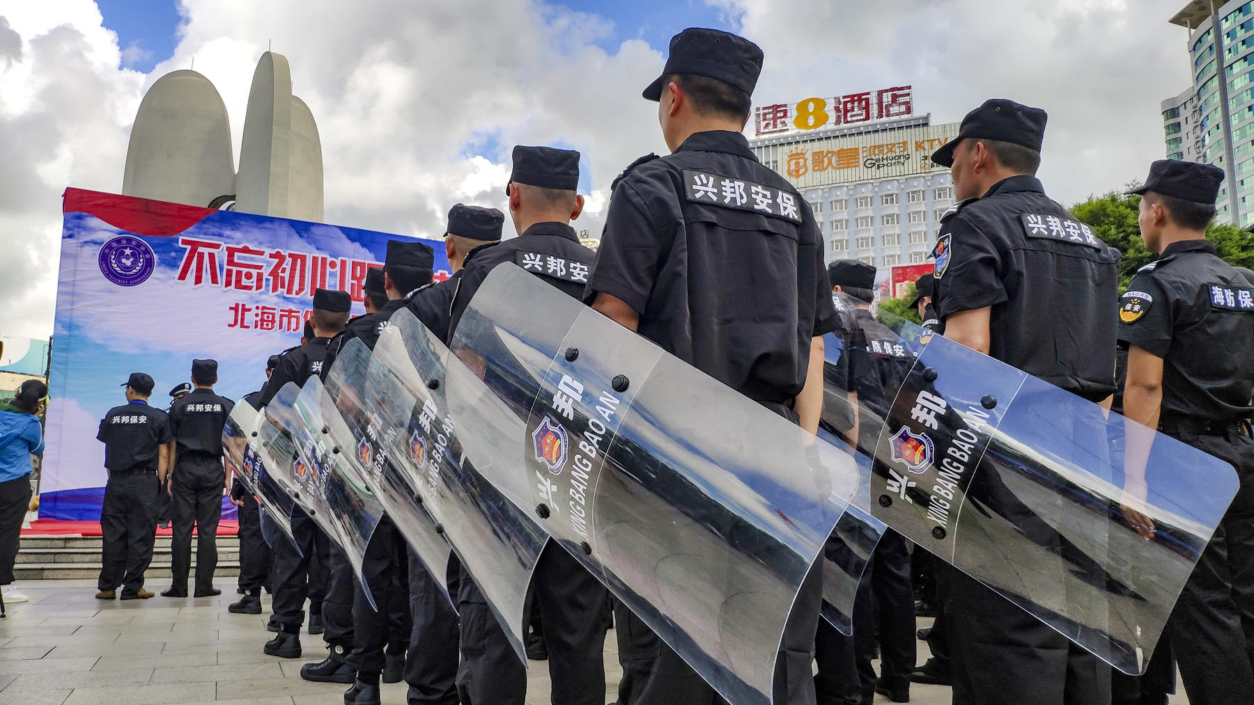 把四五个持刀的"烂仔"打得抱头鼠窜