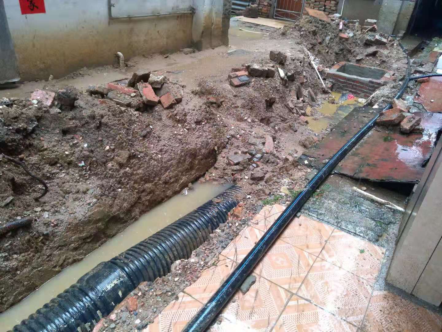 谭屋小区环璄改造工程的下水管道污水能往高处流,难道是引水工程吗?