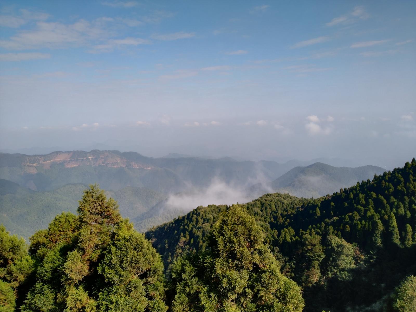 六万大山森林公园露营赏云海