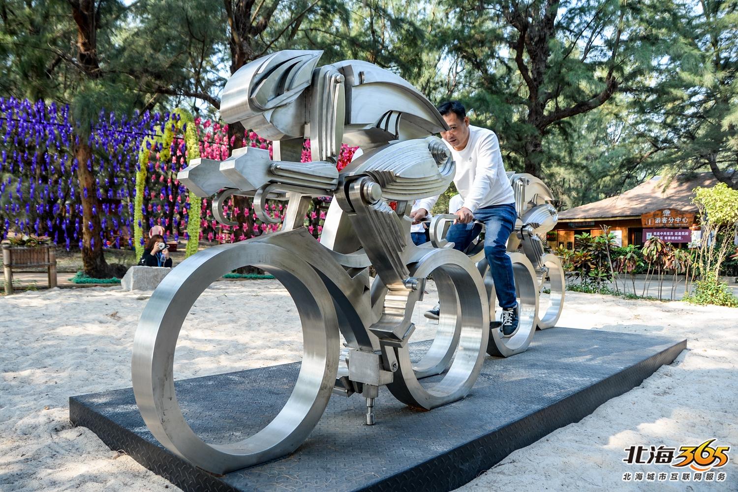 将静态观赏的作品拓展到可参与的,互动的动态雕塑作品