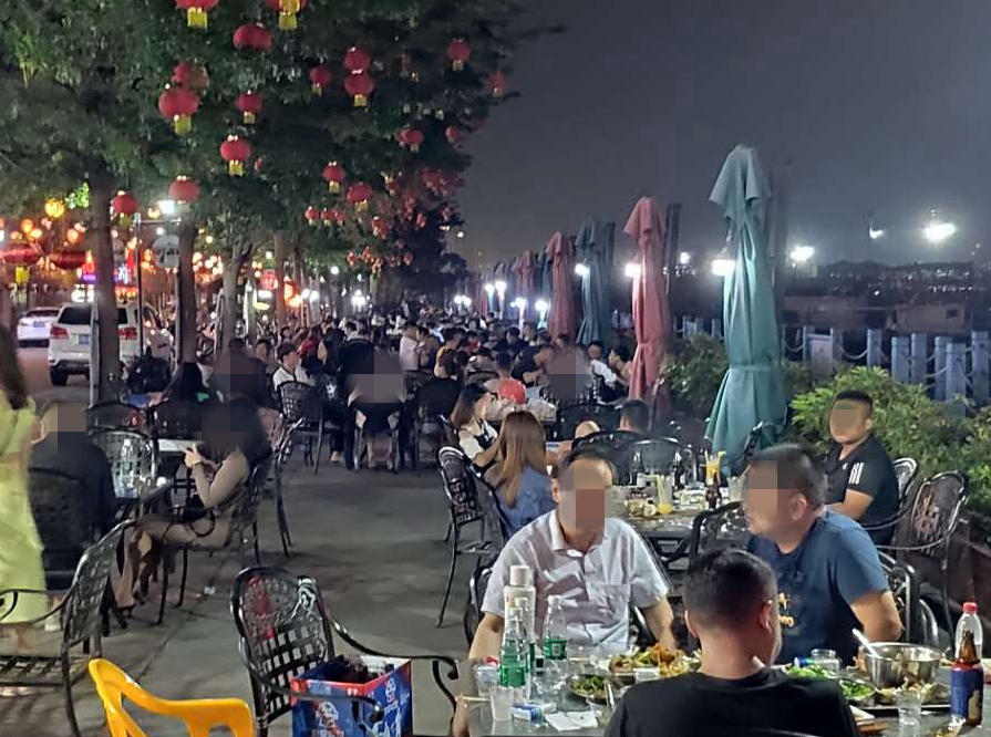 侨港开市第一晚美食街露天卡座人够多够热闹