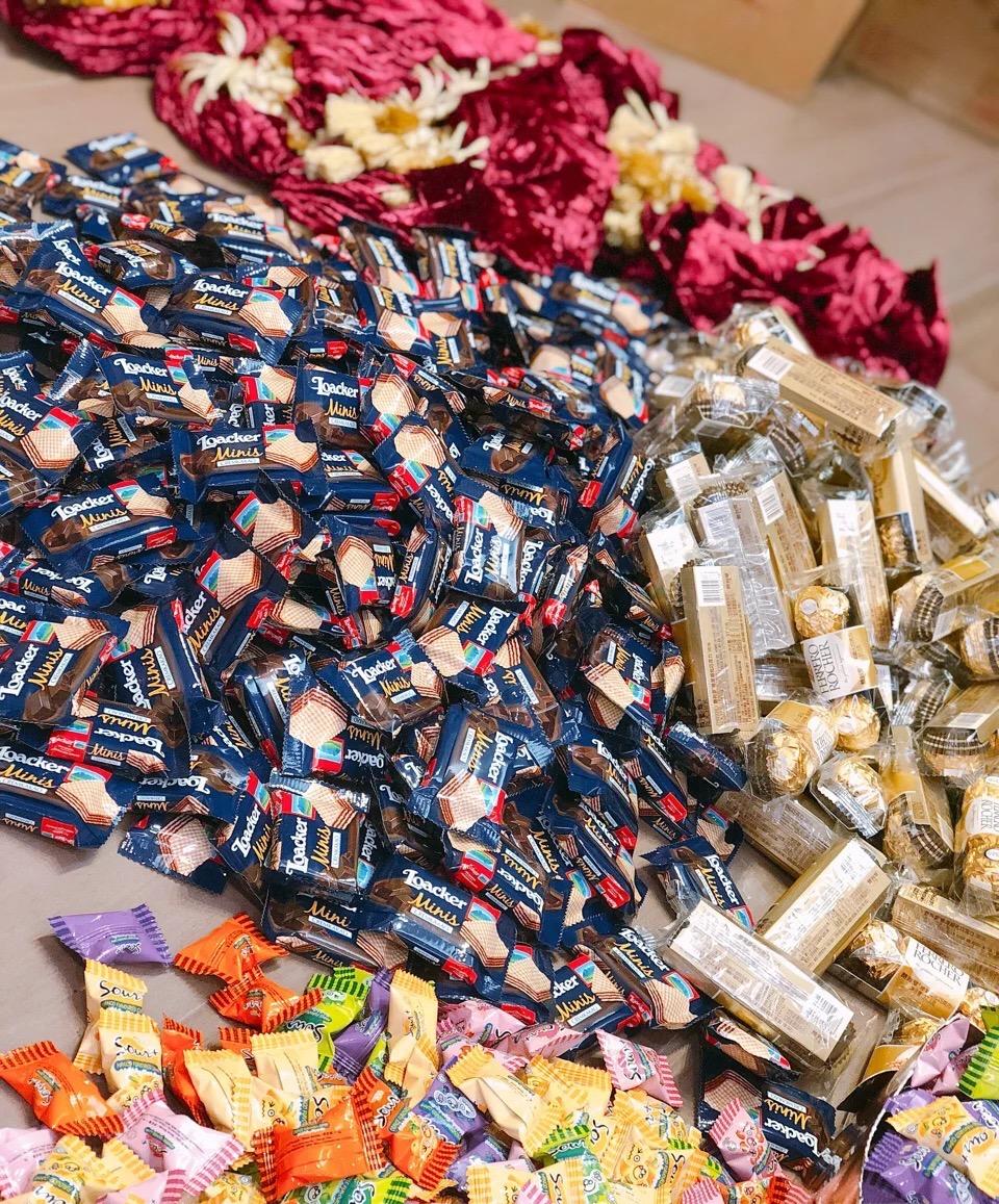 我都不好意思说,婚礼前准备的花生瓜子糖果我都快吃完了!
