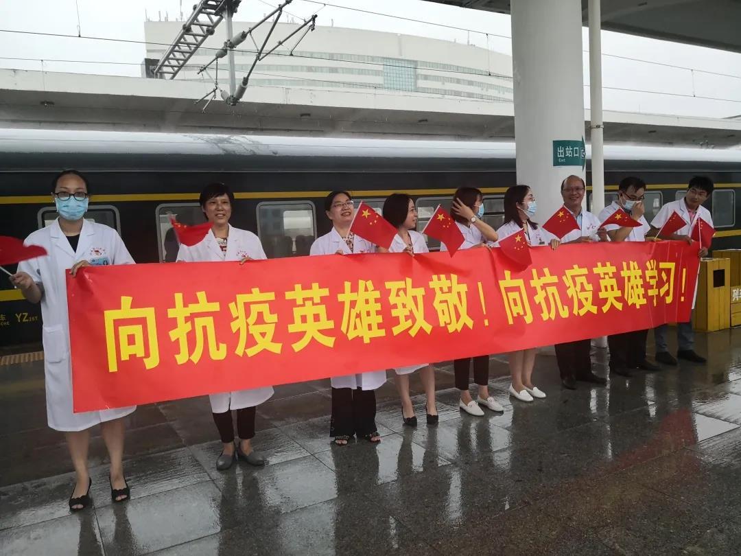 刚刚北海抗疫英雄载誉归来
